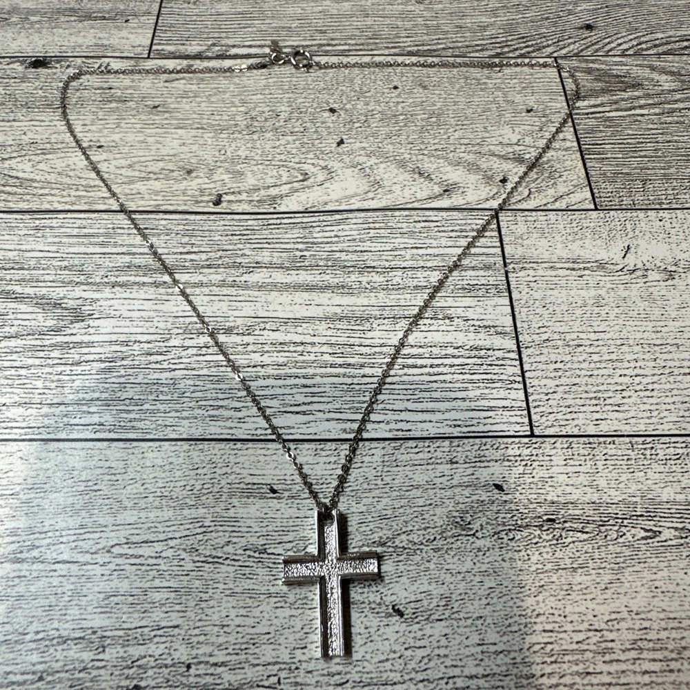 TRIFARI Brushed Shiny Silvertone Metal Chain Cross Pendant 16" Necklace‎ Vintage